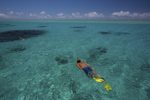 Älterer Mann beim Schnorcheln im Meer, Ile aux Cerfs, Mauritius, lizenzfreies Stockfoto