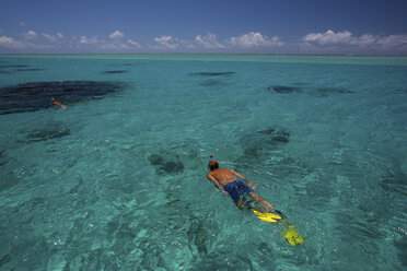 Älterer Mann beim Schnorcheln im Meer, Ile aux Cerfs, Mauritius - CUF08258