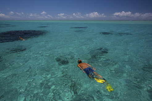 Älterer Mann beim Schnorcheln im Meer, Ile aux Cerfs, Mauritius - CUF08258