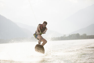 Wasserskifahrer beim Wasserskifahren, Lago Maggiore, Verbania, Piemont, Italien - CUF08289