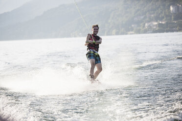 Wasserskifahrer beim Wasserskifahren, Lago Maggiore, Verbania, Piemont, Italien - CUF08290