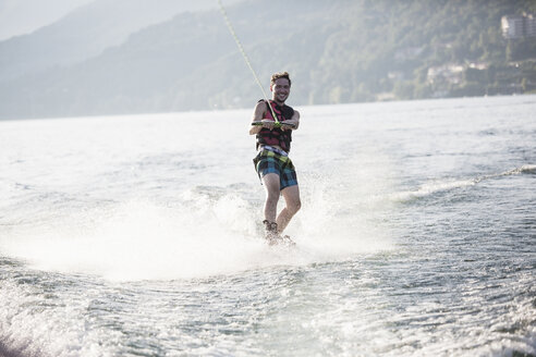 Wasserskifahrer beim Wasserskifahren, Lago Maggiore, Verbania, Piemont, Italien - CUF08290