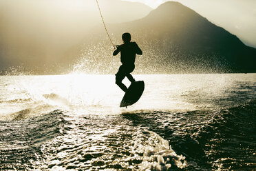 Silhouette eines Wasserskifahrers auf Wasserski, Lago Maggiore, Verbania, Piemont, Italien - CUF08292