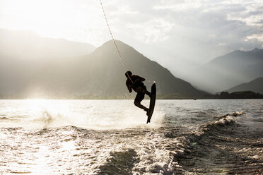 Silhouette eines Wasserskifahrers auf Wasserski, Lago Maggiore, Verbania, Piemont, Italien - CUF08293