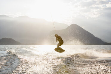 Wasserskifahrer beim Wasserskifahren, Lago Maggiore, Verbania, Piemont, Italien - CUF08296