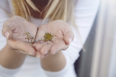 Geschlossene Hände einer Frau mit Glitter - CUF08297