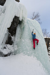 Eisklettern an einem gefrorenen Wasserfall im Abisko-Nationalpark, Schweden - CUF08316