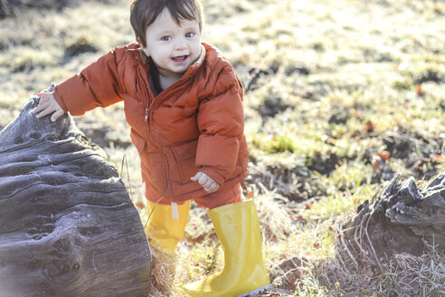 Porträt eines kleinen Jungen, im Freien, im Winter - CUF08347