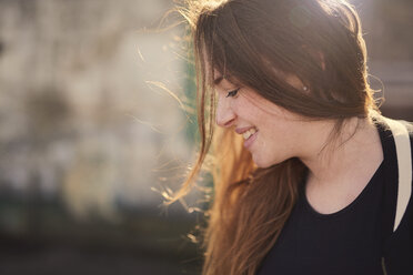 Portrait of young woman, outdoors, smiling, Bristol, UK - CUF08373