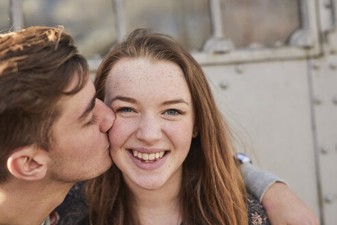 Junger Mann küsst junge Frau auf die Wange, Bristol, UK - CUF08379