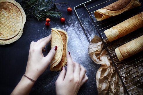 Frau macht Krumkake-Kekse, Draufsicht - CUF08398