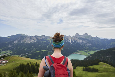 Rückansicht einer Wanderin mit Blick über das Tal in den Tannheimer Bergen, Tirol, Österreich - CUF08411