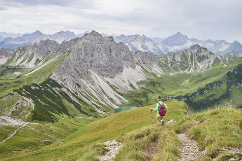 Rückansicht einer Wanderin beim Abstieg ins Tal in den Tannheimer Bergen, Tirol, Österreich - CUF08412