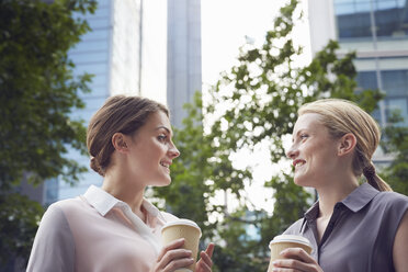 Geschäftsfrauen bei der Kaffeepause, London, UK - CUF08475