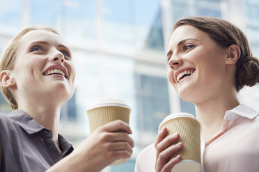 Geschäftsfrauen bei der Kaffeepause, London, UK - CUF08476