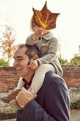 Father carrying daughter on shoulders - CUF08492