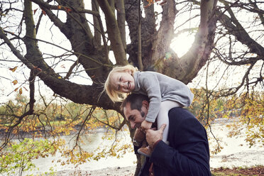 Father carrying daughter on shoulders - CUF08495