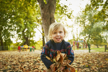 Mädchen spielt im Herbstlaub - CUF08506