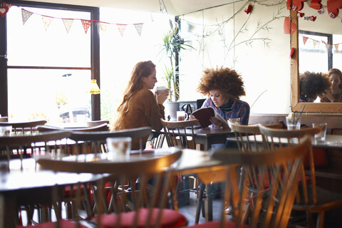 Freunde entspannen sich im Cafe, lizenzfreies Stockfoto