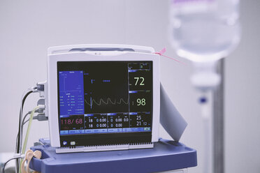 Medizinischer Monitor für Vitalparameter im Operationssaal der Entbindungsstation - CUF08801