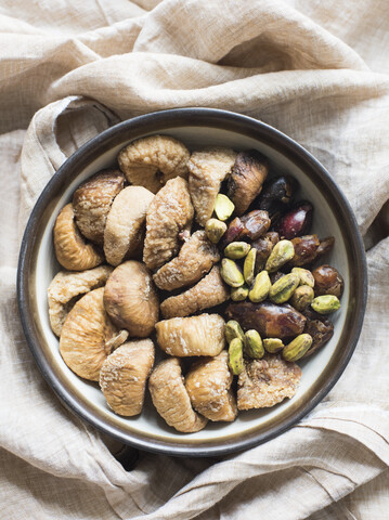 Getrocknete Früchte und gemischte Nüsse in einer Schale, Nahaufnahme, lizenzfreies Stockfoto