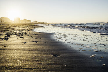 Blick auf die Wasserkante am Strand bei Sonnenuntergang, Riccione, Emilia-Romagna, Italien - CUF08829