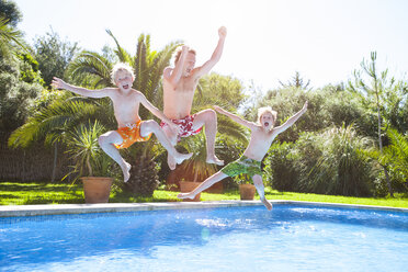 Vater und Söhne springen in der Luft ins Freibad - CUF08866