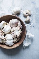 Studio shot, overhead view of garlic bulbs in bowl - CUF08923