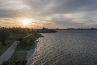 Polen, Danziger Bucht, Blick auf den Windpark bei Sonnenuntergang - HAMF00272