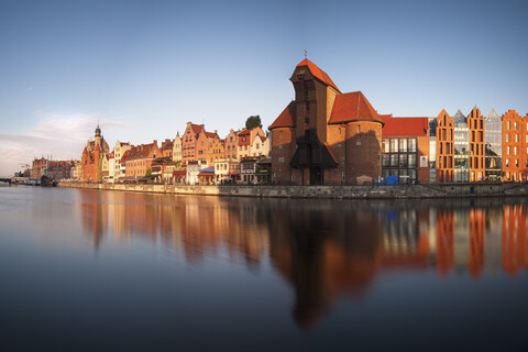 Polen, Danzig, Blick auf die historische Altstadt mit Krantor und Motlawa-Fluss, lizenzfreies Stockfoto