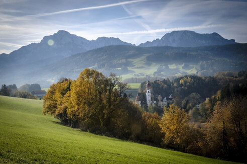 Deutschland, Bayern, Berchtesgadener Land, Blick auf die Abtei Höglwörth - HAMF00283