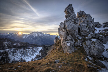 Deutschland, Bayern, Berchtesgadener Alpen, Blick zum Schneibstein, Wanderer sitzt auf Aussichtspunkt bei Sonnenuntergang - HAMF00289