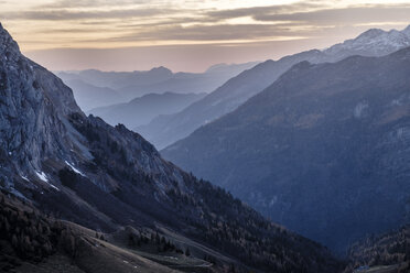 Deutschland, Bayern, Berchtesgadener Alpen, Blick zum Schneibstein im Abendlicht - HAMF00291