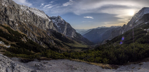 Deutschland, Bayern, Berchtesgadener Alpen, Panoramablick auf Schneibstein bei Sonnenuntergang - HAMF00292