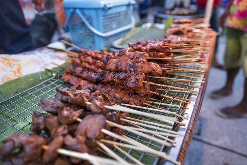 Thailand, Koh Phangan, Thong Sala, gebratene Fleischspieße auf dem Markt - MMIF00068