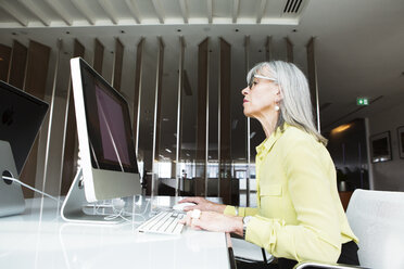 Businesswoman working at computer - CUF08965