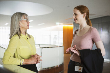 Geschäftsfrauen im Gespräch im Empfangsbereich eines Büros - CUF08972