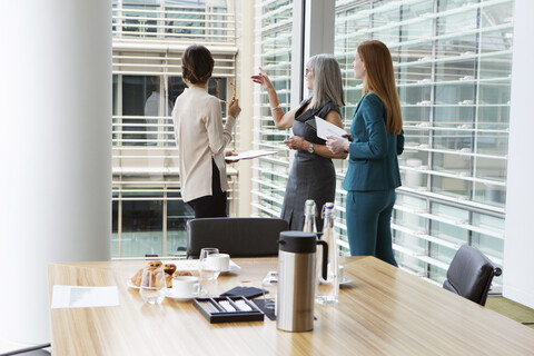 Geschäftsfrauen im Gespräch in einem Konferenzraum, London, UK, lizenzfreies Stockfoto