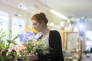 Florist wählt Blumen im Geschäft aus - CUF09042