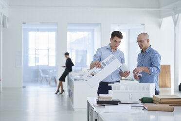 Architekten im Büro beim Betrachten eines Architekturmodells - CUF09060