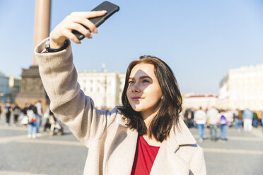 Russland, St. Petersburg, junge Frau mit Smartphone in der Stadt - WPEF00253