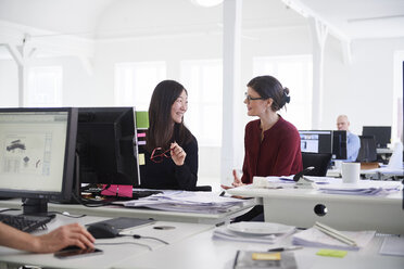 Kollegen, die im Büro arbeiten und einen Computer benutzen - CUF09120