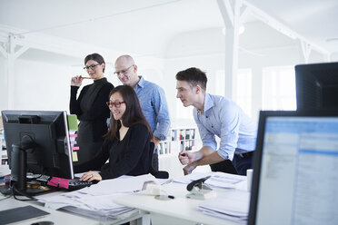 Kollegen, die im Büro arbeiten und einen Computer benutzen - CUF09147