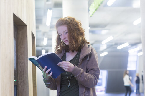 Student in der Bibliothek - CUF09163