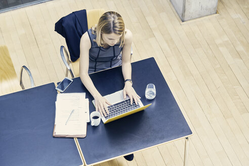 Hohe Winkel Ansicht der jungen Geschäftsfrau Tippen auf Laptop im Büro Schreibtisch - CUF09180