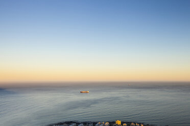 Afrika, Südafrika, Kapstadt, Atlantischer Ozean, Containerschiff im Abendlicht - ZEF15427