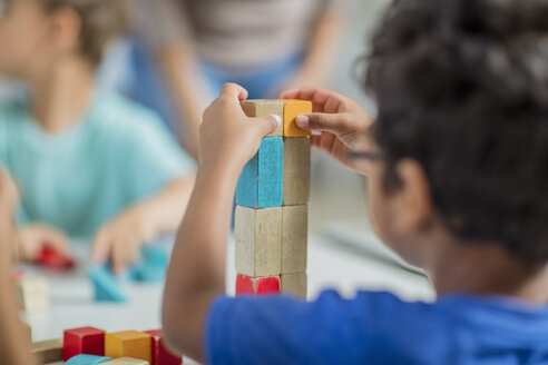 Kinder spielen mit Bauklötzen im Kindergarten - ZEF15432