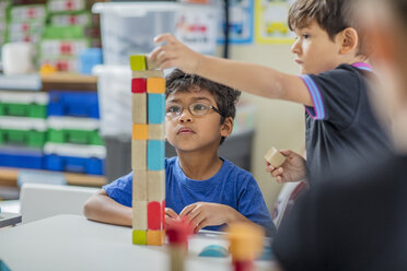 Jungen stapeln Bauklötze im Kindergarten - ZEF15433