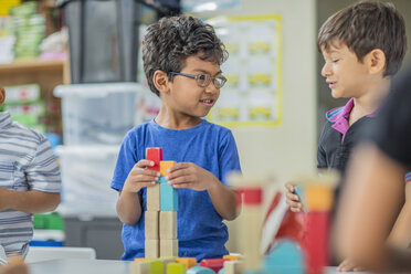 Jungen sprechen und spielen mit Bauklötzen im Kindergarten - ZEF15436