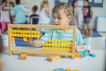 Junge im Kindergarten mit Abakus - ZEF15447